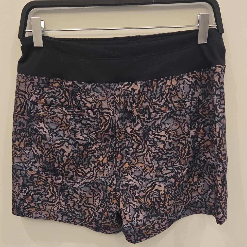 Athleta Women's Black and Purple Patterned Athletic Shorts NWT Size 6 - Picture 2 of 4